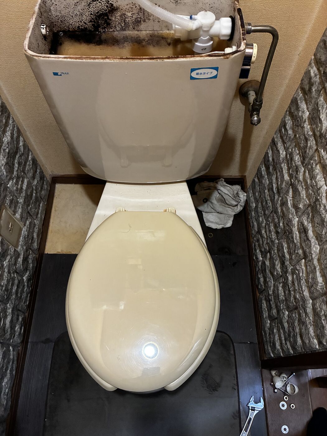 交換前の古いトイレ